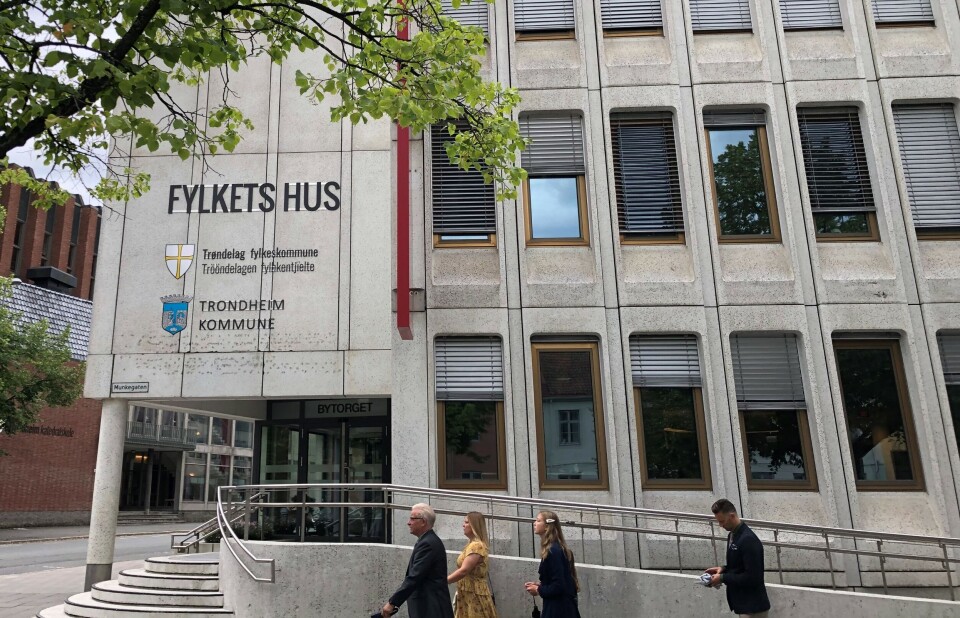 Etter valget i høst hadde ikke Senterpartiet og de borgerlige samarbeidspartnerne flertall, og det ble dermed inngått en avtale med Industri- og Næringspartiet (INP) som sikret flertall. Her fra fylkeshuset i Trøndelag. Etter valget i høst hadde ikke Senterpartiet og de borgerlige samarbeidspartnerne flertall, og det ble dermed inngått en avtale med Industri- og Næringspartiet (INP) som sikret flertall. Her fra fylkeshuset i Trøndelag.
