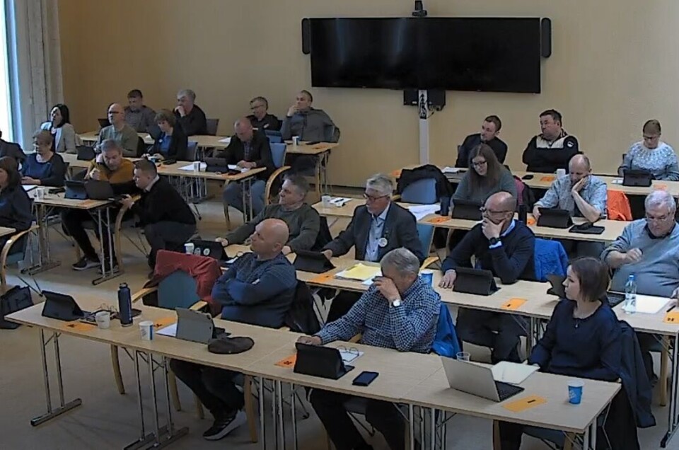 Alta kommunestyre vedtok fredag at de ikke sender søknad om å gå over til Troms fylke når Troms og Finnmark blir oppløst. Alta kommunestyre vedtok fredag at de ikke sender søknad om å gå over til Troms fylke når Troms og Finnmark blir oppløst.