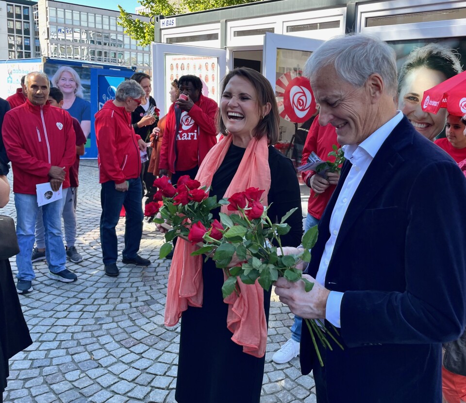 Stavanger-ordfører Kari Nessa Nordtun og Arbeiderpartileder Jonas Gahr Støre deler ut roser i Stavanger under årets valgkamp. Stavanger-ordfører Kari Nessa Nordtun og Arbeiderpartileder Jonas Gahr Støre deler ut roser i Stavanger under årets valgkamp.