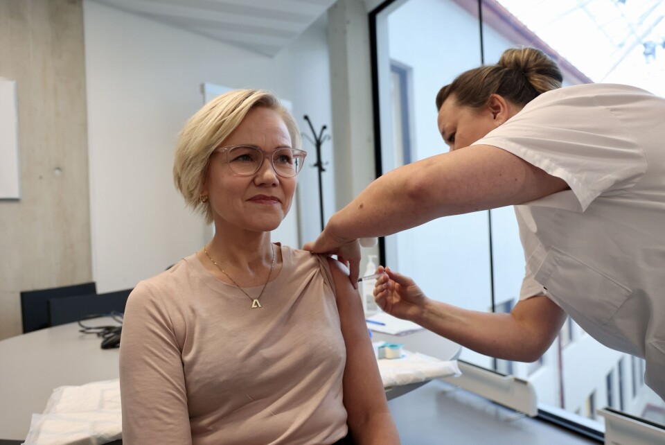 Helse- og omsorgsminister Ingvild Kjerkol får her influensavaksine. Nå ønsker regjeringen å arbeide for å innføre et vaksinasjonsprogram for voksne. Helse- og omsorgsminister Ingvild Kjerkol får her influensavaksine. Nå ønsker regjeringen å arbeide for å innføre et vaksinasjonsprogram for voksne.
