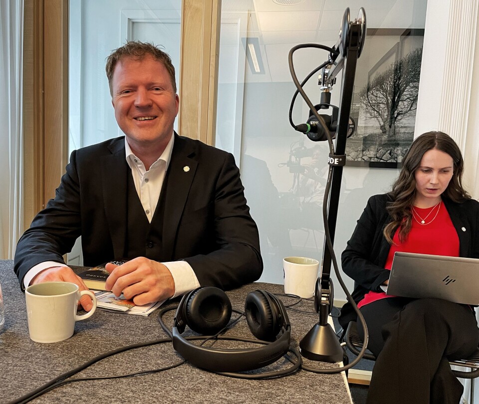 Kommunal- og distriktsminister Sigbjørn Gjelsvik i podkasten Kontrollutvalget. Til høyre politisk rådgiver Ingrid Sand. Kommunal- og distriktsminister Sigbjørn Gjelsvik i podkasten Kontrollutvalget. Til høyre politisk rådgiver Ingrid Sand.