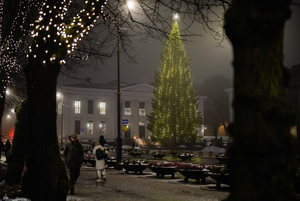 Julestemning på Karl Johan og Universitesplassen i Oslo før julaften. Julestemning på Karl Johan og Universitesplassen i Oslo før julaften.