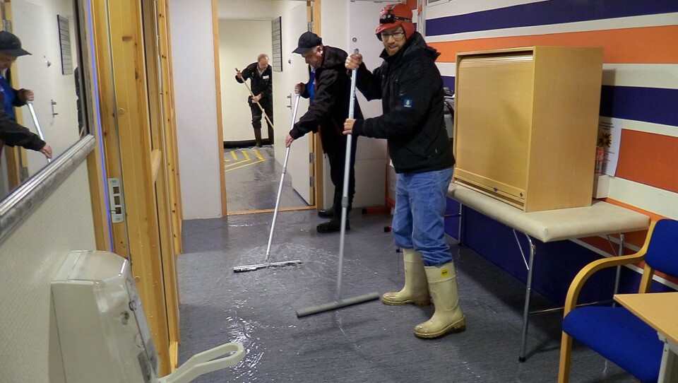Vann trengte inn i rådhuset i Måløy i Kinn under ekstremværet Elsa. Leder av eiendomsavdelingen Frode Weltzien (i midten) fikk tirsdag morgen hjelp av Kent Hammersvik (foran) og andre frivillige til å rydde opp. Foto: Bjarne Eldevik Vann trengte inn i rådhuset i Måløy i Kinn under ekstremværet Elsa. Leder av eiendomsavdelingen Frode Weltzien (i midten) fikk tirsdag morgen hjelp av Kent Hammersvik (foran) og andre frivillige til å rydde opp. Foto: Bjarne Eldevik