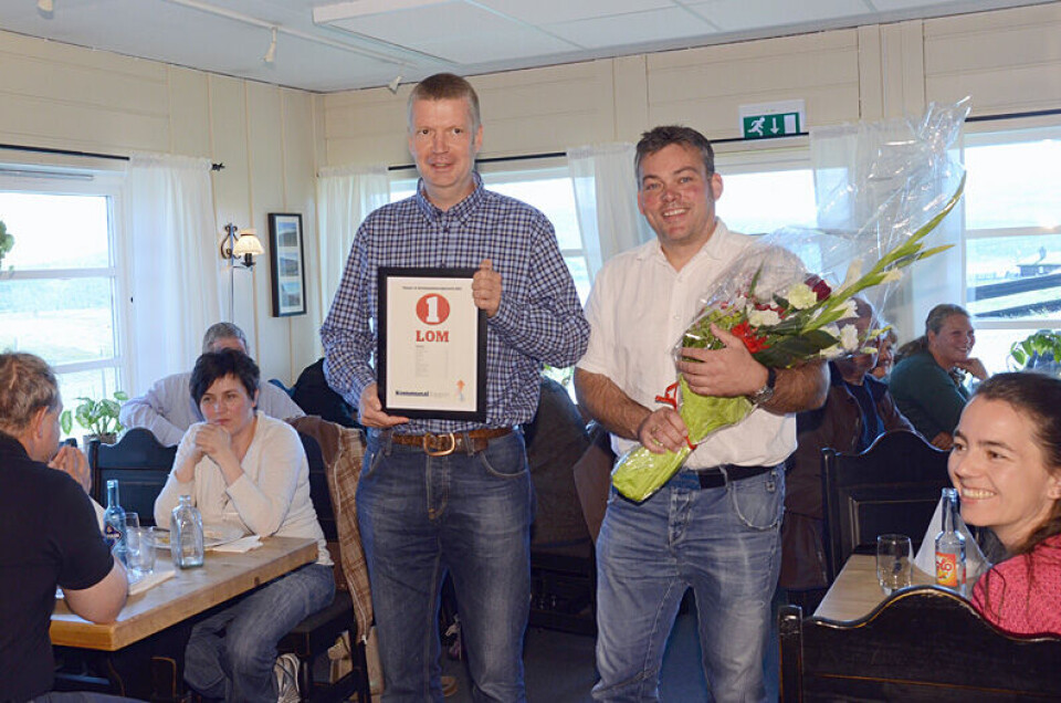 Rådmann Ola Helstad (t.v.) og ordfører Bjarne Eiolf Holø fikk i forkant av kommunestyremøtet tirsdag overrakt diplom og blomster som synlige bevis på at de er vinnere av Kommunebarometeret 2012. Foto: Hanne Nordhagen Karlsen Rådmann Ola Helstad (t.v.) og ordfører Bjarne Eiolf Holø fikk i forkant av kommunestyremøtet tirsdag overrakt diplom og blomster som synlige bevis på at de er vinnere av Kommunebarometeret 2012. Foto: Hanne Nordhagen Karlsen