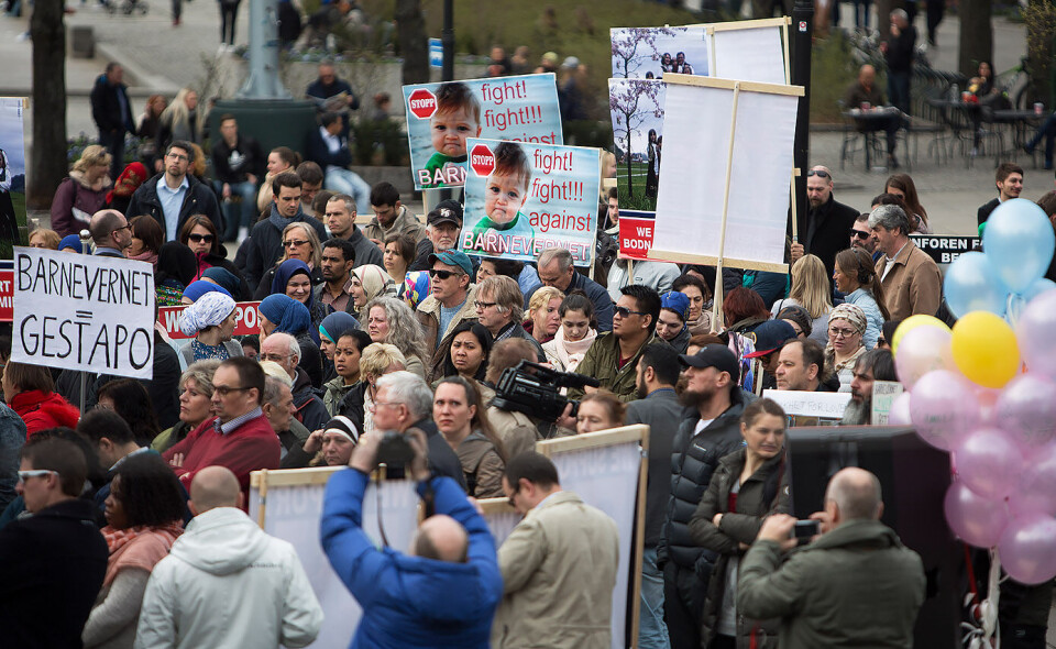 Under slagord som «Send barna hjem nå» og «Barnevernet = Gestapo» samlet noen hundre demonstranter seg foran Stortinget april i år for å vise sin motstand mot barnevernet. Mange av demonstrantene var selv foreldre som er blitt fratatt sine barn av barnevernet. Foto: Ole Berg-Rusten / NTB scanpix Under slagord som «Send barna hjem nå» og «Barnevernet = Gestapo» samlet noen hundre demonstranter seg foran Stortinget april i år for å vise sin motstand mot barnevernet. Mange av demonstrantene var selv foreldre som er blitt fratatt sine barn av barnevernet. Foto: Ole Berg-Rusten / NTB scanpix