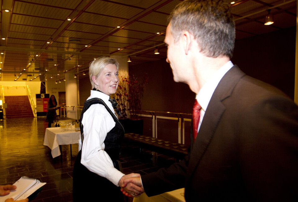 Forbundsleder Lisbeth Normann og statsminister Jens Stoltenberg under sykepleierforbundets landsmøte som åpnet mandag kveld Foto: Cornelius Poppe/Scanpix Forbundsleder Lisbeth Normann og statsminister Jens Stoltenberg under sykepleierforbundets landsmøte som åpnet mandag kveld Foto: Cornelius Poppe/Scanpix