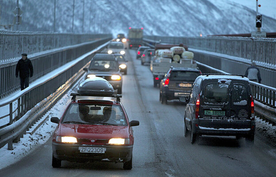 På utsatte dager er Tromsø landets mest forurensede by på grunn av svevestøv fra trafikken. Den store piggdekkbruken gjør at det fra Tromsøbrua (bildet) alene produseres over 50 tonn svevestøv hvert eneste år. Arkivfoto: Jan-Morten Bjørnbakk/Scanpix På utsatte dager er Tromsø landets mest forurensede by på grunn av svevestøv fra trafikken. Den store piggdekkbruken gjør at det fra Tromsøbrua (bildet) alene produseres over 50 tonn svevestøv hvert eneste år. Arkivfoto: Jan-Morten Bjørnbakk/Scanpix