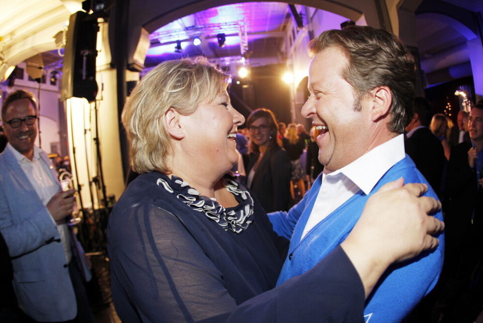 øyreleder Erna Solberg gratuleres av Arne Hjeltnes på Høyres valgvake mandag kveld. Foto: Cornelius Poppe / SCANPIX øyreleder Erna Solberg gratuleres av Arne Hjeltnes på Høyres valgvake mandag kveld. Foto: Cornelius Poppe / SCANPIX