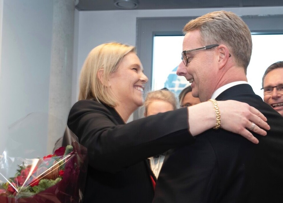 Sylvi Listhaug (Frp) og Terje Søviknes (Frp) under torsdagens nøkkeloverrekkelse. Listhaug tar over som olje- og energiminister og Søviknes blir eldre- og folkehelseminister. Foto: Terje Bendiksby, NTB scanpix Sylvi Listhaug (Frp) og Terje Søviknes (Frp) under torsdagens nøkkeloverrekkelse. Listhaug tar over som olje- og energiminister og Søviknes blir eldre- og folkehelseminister. Foto: Terje Bendiksby, NTB scanpix