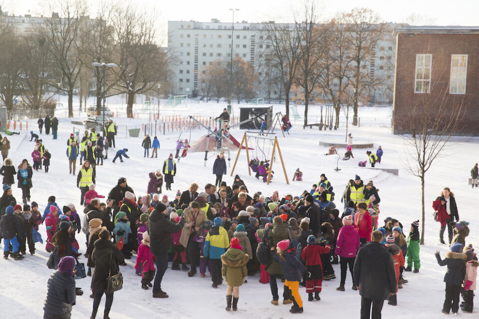 Skolenes plikt til å følge med på skolemiljøet innebærer at de voksne ikke bare kan vente på at noen sier fra, men at de aktivt må følge med, påpeker Erling Lien Barlindhaug. Bildet er fra Marienlyst skole Oslo da et nytt partnerskap mot mobbing ble signert i 2016. Foto: Berit Roald, NTB scanpix Skolenes plikt til å følge med på skolemiljøet innebærer at de voksne ikke bare kan vente på at noen sier fra, men at de aktivt må følge med, påpeker Erling Lien Barlindhaug. Bildet er fra Marienlyst skole Oslo da et nytt partnerskap mot mobbing ble signert i 2016. Foto: Berit Roald, NTB scanpix