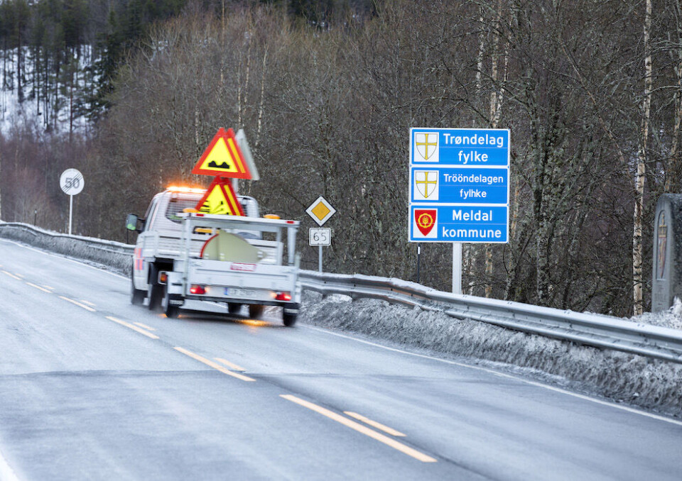 Fylkene mener at de trenger 200 årsverk mer til å administrere fylkesveiene enn Vegvesenet har beregnet. Også andre oppgaver fylkene skal overta, er underfinansiert, mener fylkene og KS. Illustrasjonsfoto: Gorm Kallestad, NTB scanpix Fylkene mener at de trenger 200 årsverk mer til å administrere fylkesveiene enn Vegvesenet har beregnet. Også andre oppgaver fylkene skal overta, er underfinansiert, mener fylkene og KS. Illustrasjonsfoto: Gorm Kallestad, NTB scanpix