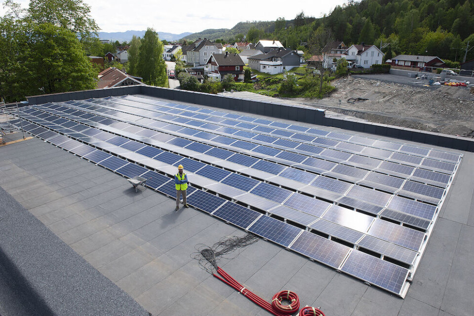 Solceller på taket kan bidra til å gjøre kommunale bygg til plusshus. Foto: Terje Lien Solceller på taket kan bidra til å gjøre kommunale bygg til plusshus. Foto: Terje Lien