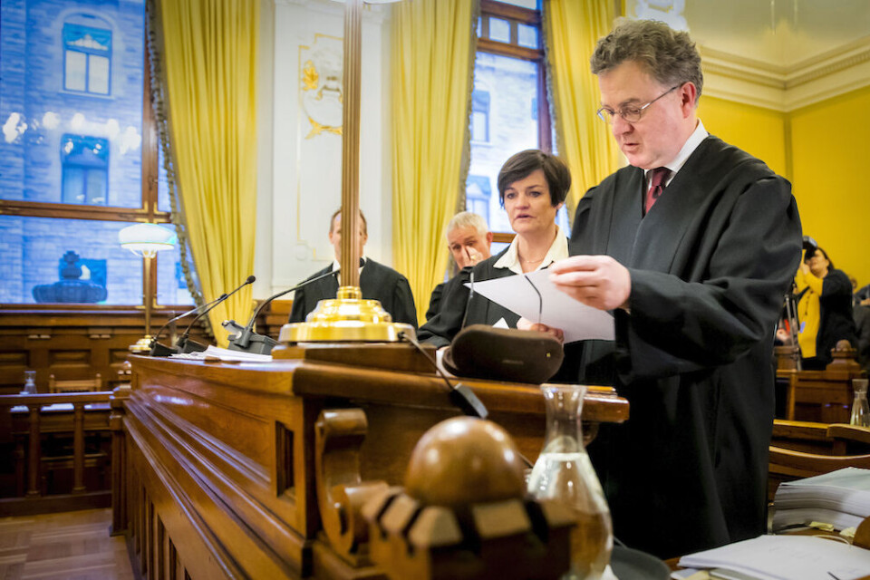 Halvard Helle (foran) representerer moren i den første saken som behandles av Høyesterett. Bak står Mette Yvonne Larsen, som representerer kommunen. Foto: Håkon Mosvold Larsen, NTB scanpix Halvard Helle (foran) representerer moren i den første saken som behandles av Høyesterett. Bak står Mette Yvonne Larsen, som representerer kommunen. Foto: Håkon Mosvold Larsen, NTB scanpix