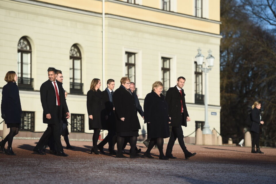 Den nye Solberg-regjeringen i solskinnet på Slottsplassen i Oslo fredag. Foto: Fredrik Varfjell, NTB scanpix Den nye Solberg-regjeringen i solskinnet på Slottsplassen i Oslo fredag. Foto: Fredrik Varfjell, NTB scanpix