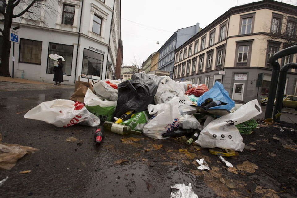 Når søppelet flyter i gatene på sjuende uken, er det ikke en helt fjern tanke med en politisk debatt om grunnlaget for å heve kontrakten med renovasjonsselskapet, skriver Vegard Venli. Foto: Terje Bendiksby, NTB scanpix Når søppelet flyter i gatene på sjuende uken, er det ikke en helt fjern tanke med en politisk debatt om grunnlaget for å heve kontrakten med renovasjonsselskapet, skriver Vegard Venli. Foto: Terje Bendiksby, NTB scanpix
