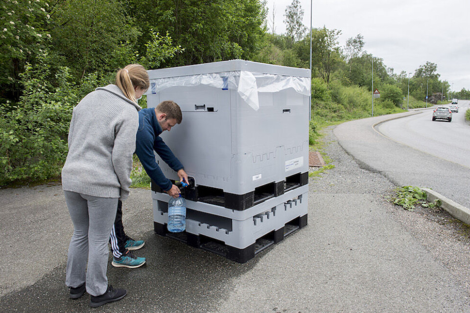 Mange på Askøy måtte hente vann fra vanntanker etter at det ble kjent at vannet fra Kleppe vannverk var forurenset. Foto: Marit Hommedal, NTB scanpix Mange på Askøy måtte hente vann fra vanntanker etter at det ble kjent at vannet fra Kleppe vannverk var forurenset. Foto: Marit Hommedal, NTB scanpix