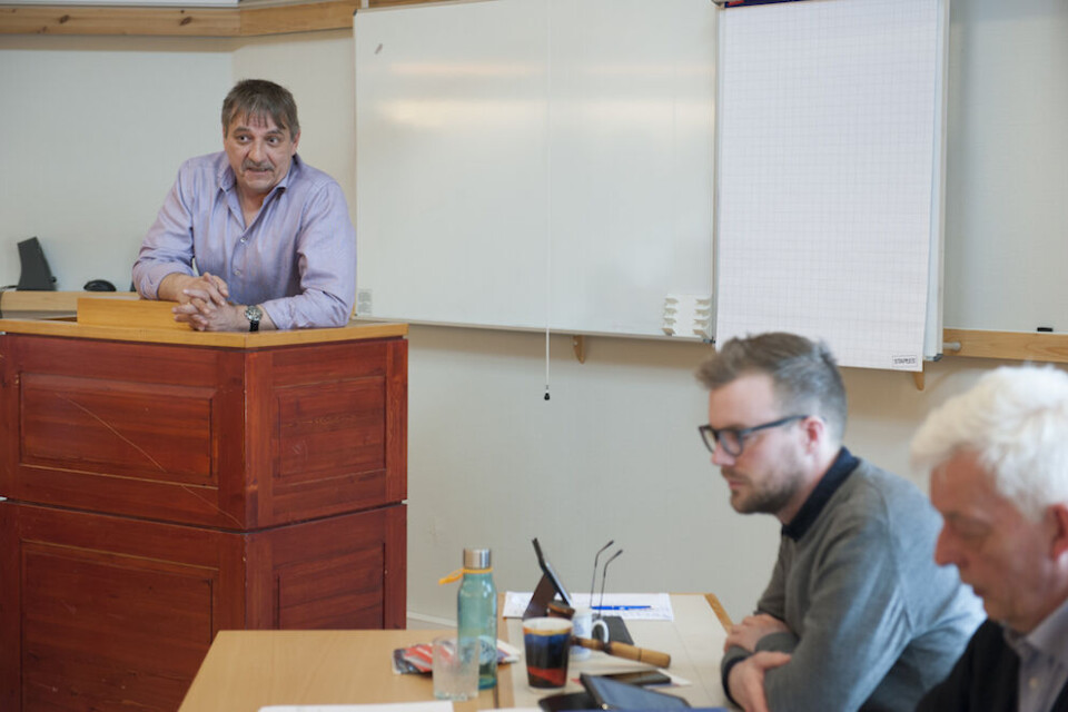 Varaordfører Ronald Jenssen (H) på talerstolen i kommunestyret da rådmannsstillingen sist ble behandlet. Til høyre ordfører Eirik L. Mevik og administrasjonssjef Frank Pedersen. Foto: Terje Lien Varaordfører Ronald Jenssen (H) på talerstolen i kommunestyret da rådmannsstillingen sist ble behandlet. Til høyre ordfører Eirik L. Mevik og administrasjonssjef Frank Pedersen. Foto: Terje Lien