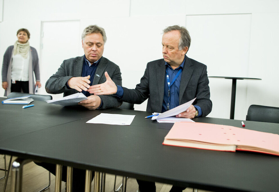 Forhandlingsleder Erik Kollerud (t.v.) i YS kommune og KS' forhandlingsleder Per Kristian Sundnes tar hverandre i hendene etter at forhandlingsløsningen var klar. Foto: Vegard Wivestad Grøtt, NTB scanpix Forhandlingsleder Erik Kollerud (t.v.) i YS kommune og KS' forhandlingsleder Per Kristian Sundnes tar hverandre i hendene etter at forhandlingsløsningen var klar. Foto: Vegard Wivestad Grøtt, NTB scanpix