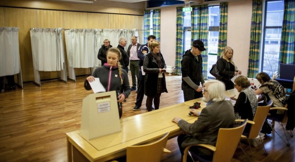 Folkeavstemning gir vedtak legitimitet ved at alle har hatt mulighet til å uttale seg, men kritiserer for sine grovhogde alternativer – ja/nei, for/mot – og vanskeliggjør mulighetene for kompromisser, skriver Tor Bjørklund. Illustrasjonsfoto: Magnus K. Bjørke Folkeavstemning gir vedtak legitimitet ved at alle har hatt mulighet til å uttale seg, men kritiserer for sine grovhogde alternativer – ja/nei, for/mot – og vanskeliggjør mulighetene for kompromisser, skriver Tor Bjørklund. Illustrasjonsfoto: Magnus K. Bjørke