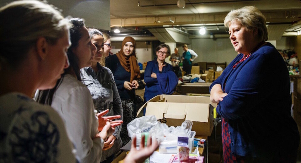 Politikerne må ta inn over seg at det koster å administrere frivilligheten, skriver Esther Marie Lier. Bildet er fra statsminister Erna Solbergs besøk hos frivillige ved asylmottaket på Tøyen i Oslo i fjor høst. Foto: Berit Roald, NTB scanpix Politikerne må ta inn over seg at det koster å administrere frivilligheten, skriver Esther Marie Lier. Bildet er fra statsminister Erna Solbergs besøk hos frivillige ved asylmottaket på Tøyen i Oslo i fjor høst. Foto: Berit Roald, NTB scanpix