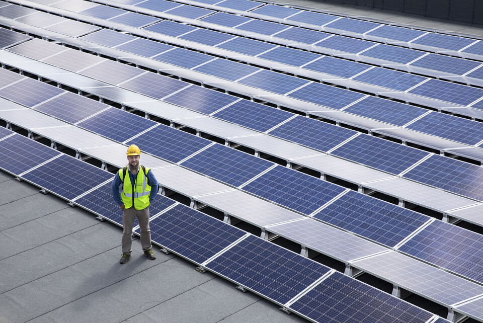 Politikerne kan bruke koronakrisen til å framskynde skiftet til fornybar energi, skriver Jan Inge Krossli. På bildet energi- og enøkingeniør Hallvard Benum på taket til en ungdomsskole i Kongsberg som har solceller på taket. Politikerne kan bruke koronakrisen til å framskynde skiftet til fornybar energi, skriver Jan Inge Krossli. På bildet energi- og enøkingeniør Hallvard Benum på taket til en ungdomsskole i Kongsberg som har solceller på taket.