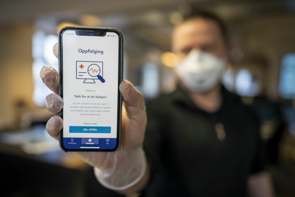 Folkehelseinstituttets nye app skal hjelpe myndighetene med smittesporing, men kan også brukes til å varsle brukeren om at han eller hun har vært i nærheten av noen som er smittet av koronaviruset. Folkehelseinstituttets nye app skal hjelpe myndighetene med smittesporing, men kan også brukes til å varsle brukeren om at han eller hun har vært i nærheten av noen som er smittet av koronaviruset.