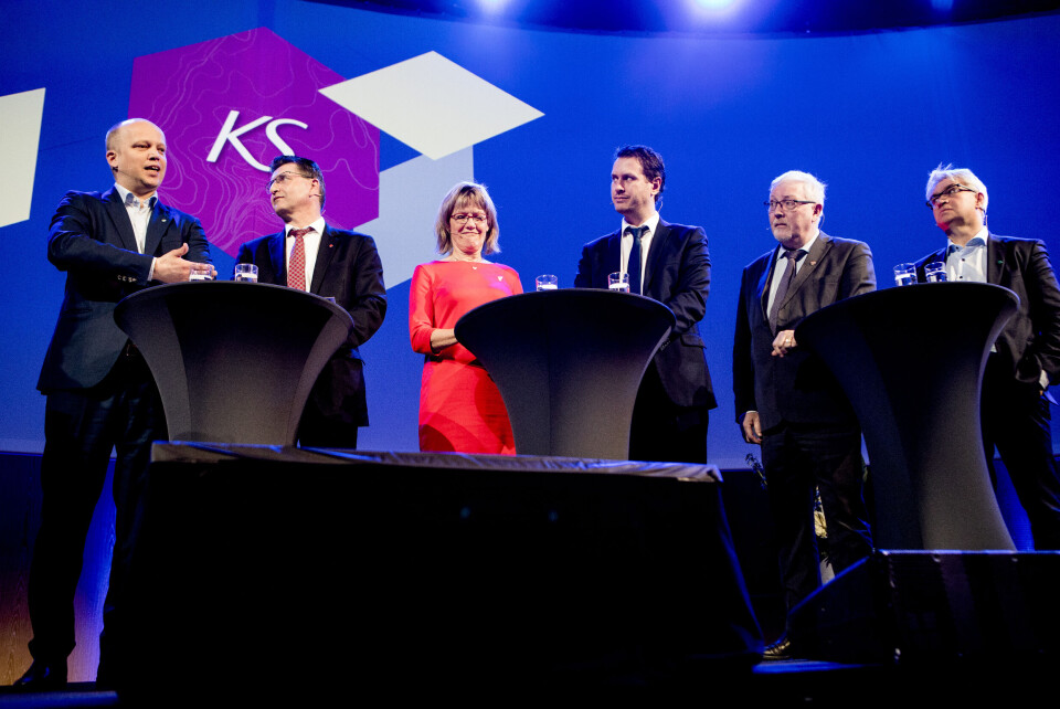 Debatt om kommunereformen på KS' kommunalpolitiske toppmøte i går: Sp-leder Trygve Slagsvold Vedum, Stein Erik Lauvås (Ap), Karin Andersen (SV), Helge André Njåstad (Frp), Geir S. Toskedal (KrF) og André N. Skjelstad (V). Foto: Magnus K. Bjørke Debatt om kommunereformen på KS' kommunalpolitiske toppmøte i går: Sp-leder Trygve Slagsvold Vedum, Stein Erik Lauvås (Ap), Karin Andersen (SV), Helge André Njåstad (Frp), Geir S. Toskedal (KrF) og André N. Skjelstad (V). Foto: Magnus K. Bjørke