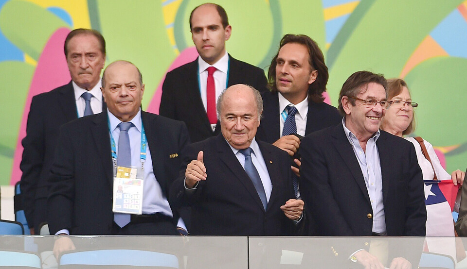 President i det internasjonale fotballforbundet, Sepp Blatter (i midten), under kampen mellom Spania og Chile i Fotball-VM i Brasil denne uka. Foto: Afp Photo, Martin Bernetti, NTB Scanpix President i det internasjonale fotballforbundet, Sepp Blatter (i midten), under kampen mellom Spania og Chile i Fotball-VM i Brasil denne uka. Foto: Afp Photo, Martin Bernetti, NTB Scanpix