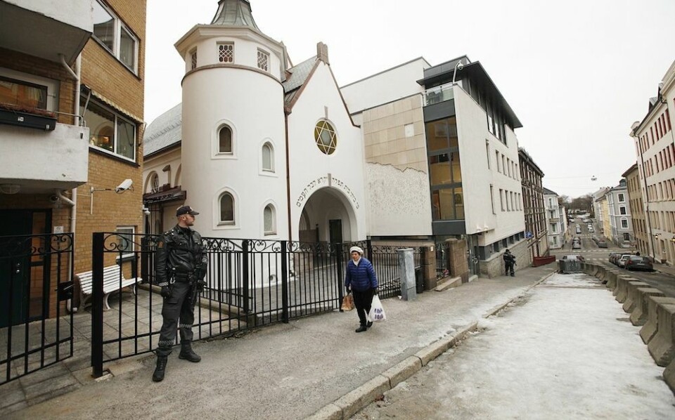 Gata som går forbi synagogen i Oslo er nå stengt for biler og bevoktes døgnet rundt. Foto: Rolf Øhman, NTB scanpix Gata som går forbi synagogen i Oslo er nå stengt for biler og bevoktes døgnet rundt. Foto: Rolf Øhman, NTB scanpix