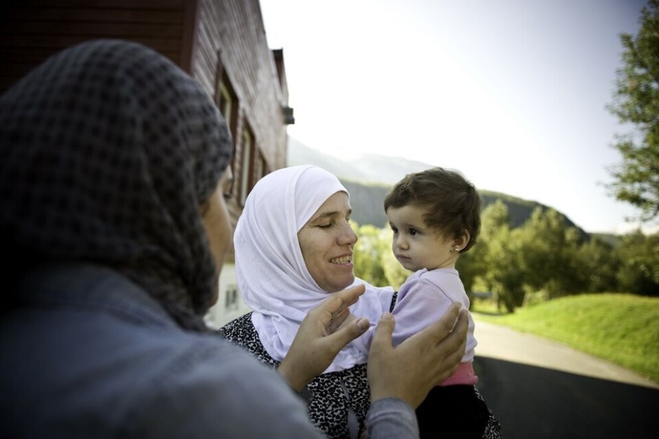 Fatima og datteren Peline fra Syria fikk et nytt hjem i Beiarn i fjor. Men fortsatt venter 5.000 flyktninger i mottak på å bli bosatt i en kommune. Foto: Lisa Rypeng Fatima og datteren Peline fra Syria fikk et nytt hjem i Beiarn i fjor. Men fortsatt venter 5.000 flyktninger i mottak på å bli bosatt i en kommune. Foto: Lisa Rypeng