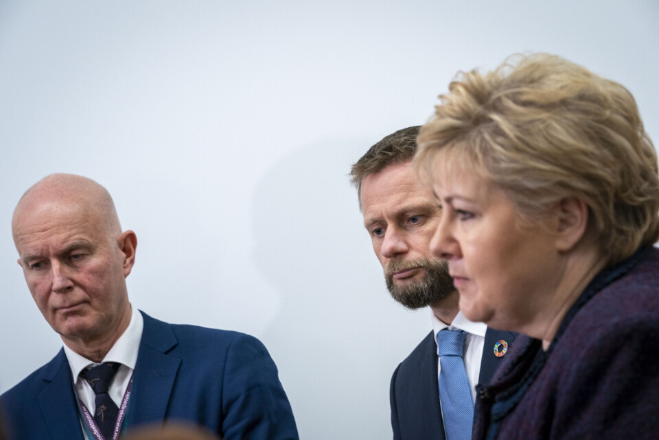 Statsminister Erna Solberg (t.h.) og helse- og omsorgsminister Bent Høie (i midten) sammen med direktør i Helsedirektoratet Bjørn Guldvog under et besøk til Beredskapsutvalget mot biologiske hendelser torsdag. Statsminister Erna Solberg (t.h.) og helse- og omsorgsminister Bent Høie (i midten) sammen med direktør i Helsedirektoratet Bjørn Guldvog under et besøk til Beredskapsutvalget mot biologiske hendelser torsdag.