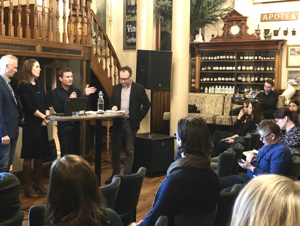 Diskusjon om utredningsinstruksen. Fra venstre BI-professor Rune Sørensen, DFØ-direktør Hilde Singsaas, høyskolelektor Ketil Raknes og debattleder Arild Aspøy, redaktør i Stat og styring. Diskusjon om utredningsinstruksen. Fra venstre BI-professor Rune Sørensen, DFØ-direktør Hilde Singsaas, høyskolelektor Ketil Raknes og debattleder Arild Aspøy, redaktør i Stat og styring.