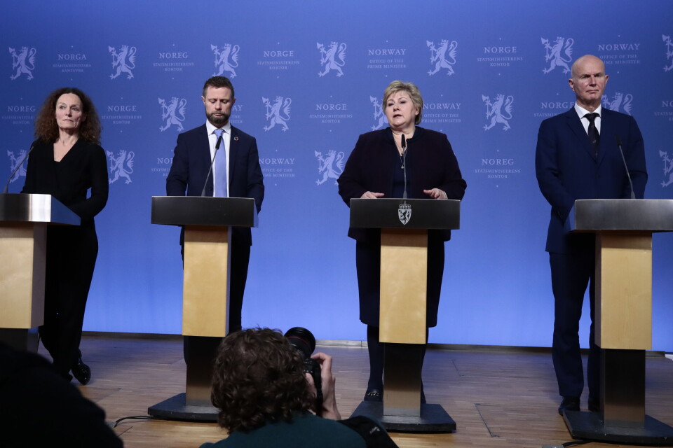 Statsminister Erna Solberg (H) og helseminister Bent Høie (H) orienterer om nye tiltak for å bekjempe koronaviruset. Helsedirektør Bjørn Guldvog og direktør i Folkehelseinstituttet Camilla Stoltenberg er også til stede. Statsminister Erna Solberg (H) og helseminister Bent Høie (H) orienterer om nye tiltak for å bekjempe koronaviruset. Helsedirektør Bjørn Guldvog og direktør i Folkehelseinstituttet Camilla Stoltenberg er også til stede.