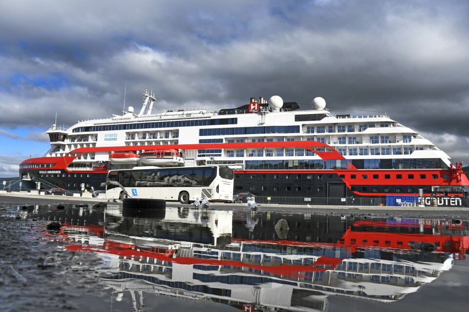 Fire passasjerer fra Hurtigrutens skip Roald Amundsen var søndag kveld bekreftet smittet med koronaviruset, to på hver av skipets to siste seilaser. 36 av besetningen har testet positiv. Her seiler skipet fra Tromsø og til Svalbard 24.juli. Her ligger skipet ved kai i Tromsø. Fire passasjerer fra Hurtigrutens skip Roald Amundsen var søndag kveld bekreftet smittet med koronaviruset, to på hver av skipets to siste seilaser. 36 av besetningen har testet positiv. Her seiler skipet fra Tromsø og til Svalbard 24.juli. Her ligger skipet ved kai i Tromsø.