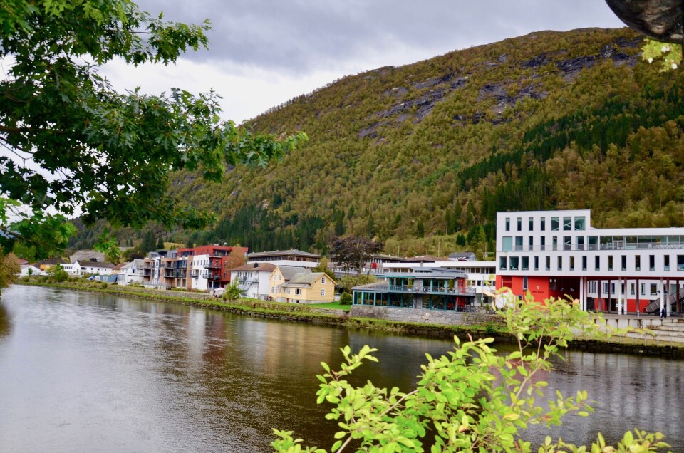 Førde sentrum, med det nye rådhuset som Trond Ueland nemner som ei av årsakene til den vellykka samanslåinga til Sunnfjord kommune. Førde sentrum, med det nye rådhuset som Trond Ueland nemner som ei av årsakene til den vellykka samanslåinga til Sunnfjord kommune.