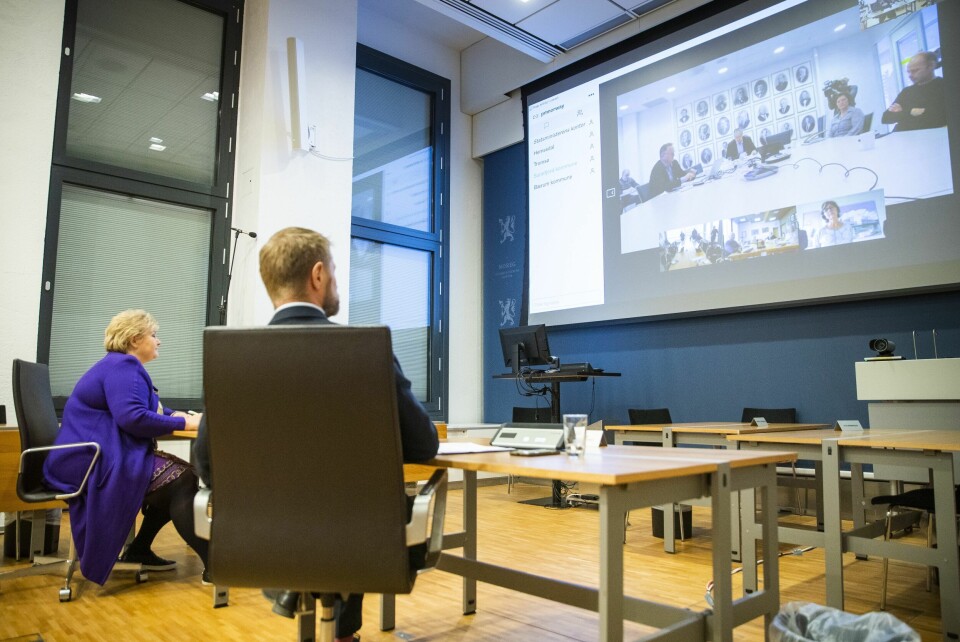 Statsminister Erna Solberg (H) og helse- og omsorgsminister Bent Høie (H) i videomøte med kommunene Sunnfjord (på skjermen), Hemsedal, Bærum og Tromsø. Statsminister Erna Solberg (H) og helse- og omsorgsminister Bent Høie (H) i videomøte med kommunene Sunnfjord (på skjermen), Hemsedal, Bærum og Tromsø.