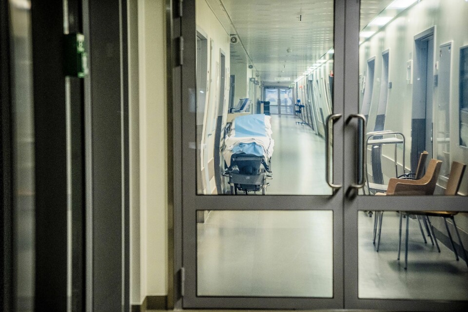 En sykehusseng står i en av gangene på Akershus universitetssykehus (Ahus). Tettbebodde Oslo og Akershus har 45 prosent av alle innlagte koronapasienter i Norge nå. En sykehusseng står i en av gangene på Akershus universitetssykehus (Ahus). Tettbebodde Oslo og Akershus har 45 prosent av alle innlagte koronapasienter i Norge nå.
