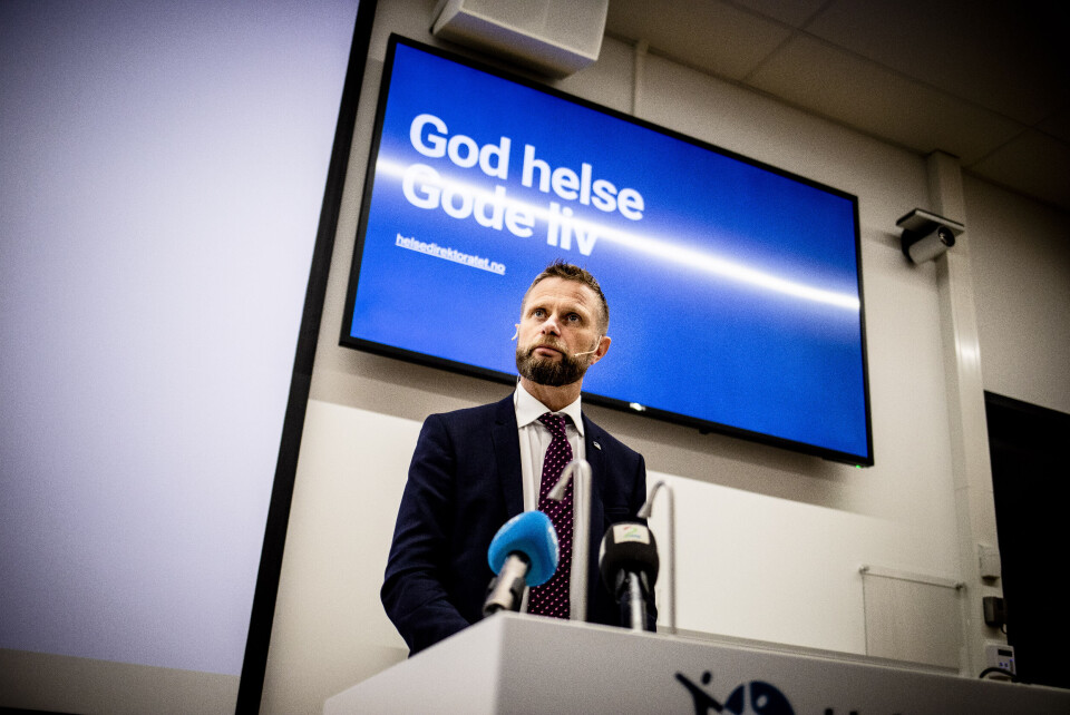 Kommuner må tilby bosted for å hindre smitte blant familiemedlemmer, er beskjeden fra helse- og omsorgsminister Bent Høie. Kommuner må tilby bosted for å hindre smitte blant familiemedlemmer, er beskjeden fra helse- og omsorgsminister Bent Høie.