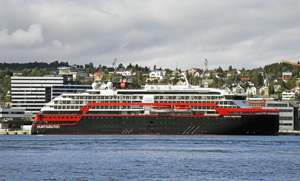 35 personer blant mannskapet på ekspedisjonsskipet Roald Amundsen fra Hurtigruten er registrert som korana-smittet lørdag ettermiddag. Her ligger skipet ved kai i Tromsø. Passasjerer er installert på hotellet The Edge, til ventre for skipet. 35 personer blant mannskapet på ekspedisjonsskipet Roald Amundsen fra Hurtigruten er registrert som korana-smittet lørdag ettermiddag. Her ligger skipet ved kai i Tromsø. Passasjerer er installert på hotellet The Edge, til ventre for skipet.
