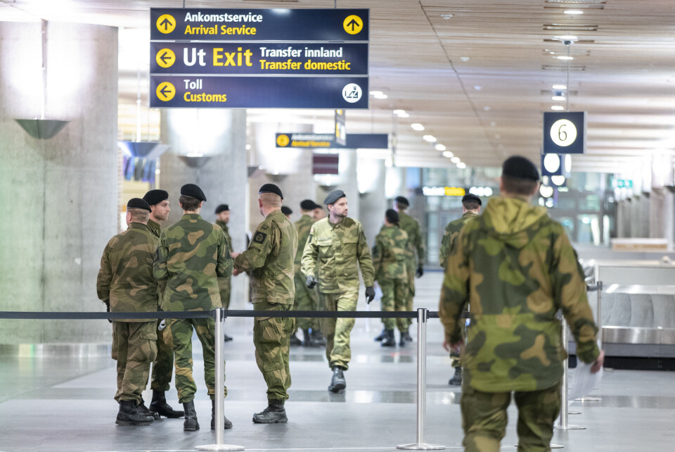 Politiet og Heimevernet tok imot utenlandske reisende på Oslo lufthavn. Politiet og Heimevernet tok imot utenlandske reisende på Oslo lufthavn.