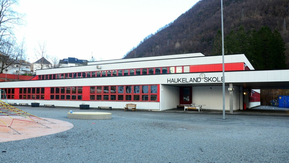 Haukeland skole, som ligger nært Haukeland sykehus, er en av skolene i Bergen som har hatt et omsorgstilbud for barn siden fredag. Haukeland skole, som ligger nært Haukeland sykehus, er en av skolene i Bergen som har hatt et omsorgstilbud for barn siden fredag.