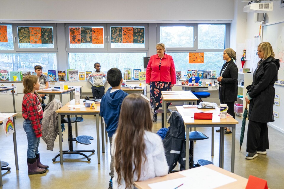 Oslo 20200427. Mandag åpnet skolene for de yngste elevene. Her er statsminister Erna Solberg (H) og kunnskapsminister Guri Melby (V) på besøke i klasse 2B med lærer Figen Demirci på Ellingsrudåsen skole i Oslo. Statsminister og kunnskapsminister på skolebesøk Oslo 20200427. Mandag åpnet skolene for de yngste elevene. Her er statsminister Erna Solberg (H) og kunnskapsminister Guri Melby (V) på besøke i klasse 2B med lærer Figen Demirci på Ellingsrudåsen skole i Oslo.