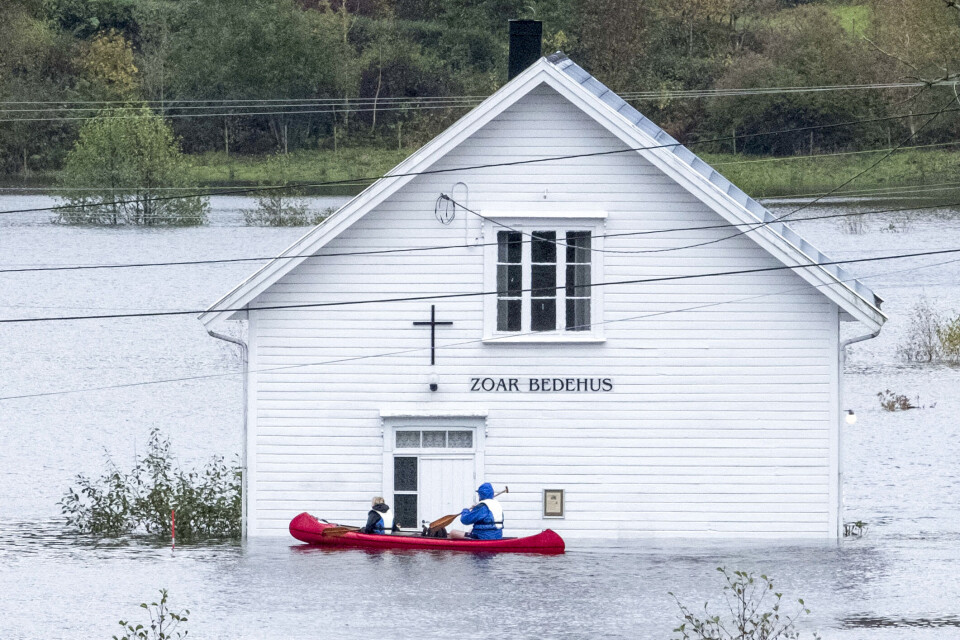Folk i kano ved bedehuset på Drangsholt langs den oversvømte riksveg 41 mellom Kristiansand og Birkeland. Foto: Tor Erik Schrøder / NTB scanpix Folk i kano ved bedehuset på Drangsholt langs den oversvømte riksveg 41 mellom Kristiansand og Birkeland. Foto: Tor Erik Schrøder / NTB scanpix