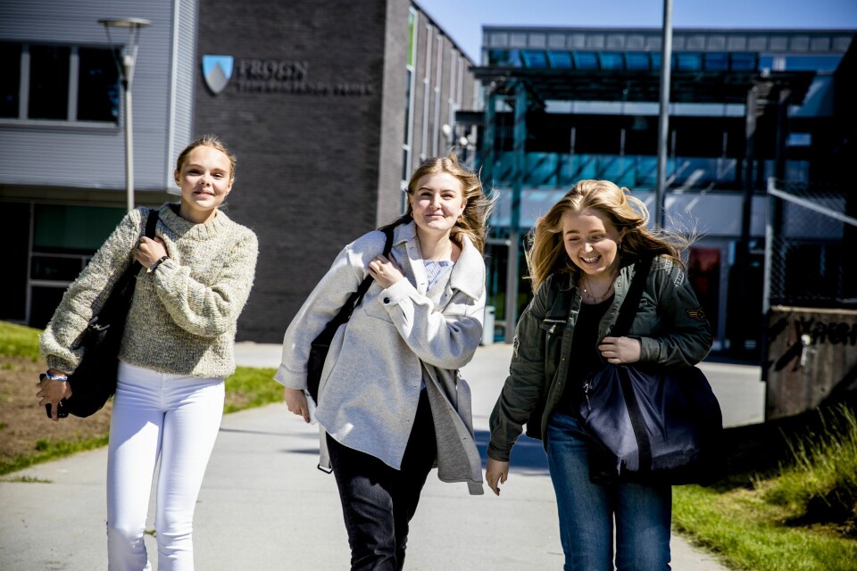 Hedda Lundeby Tunli (17), (t.v), Mia Benedicte Hille Olsen (17) og
Tina Torsen (18) ved Frogn videregående skole i Viken synes alle tre at forslaget fra valglovkomiteen om å gi stemmerett til 16-åringer ved lokalvalg er interesssant. De ville også ha stemt. – Mange yngre ser jo viktigheten av at man har stemmerett og at man kan være med å påvirke eget samfunn, sier Tina. Hedda Lundeby Tunli (17), (t.v), Mia Benedicte Hille Olsen (17) og
Tina Torsen (18) ved Frogn videregående skole i Viken synes alle tre at forslaget fra valglovkomiteen om å gi stemmerett til 16-åringer ved lokalvalg er interesssant. De ville også ha stemt. – Mange yngre ser jo viktigheten av at man har stemmerett og at man kan være med å påvirke eget samfunn, sier Tina.