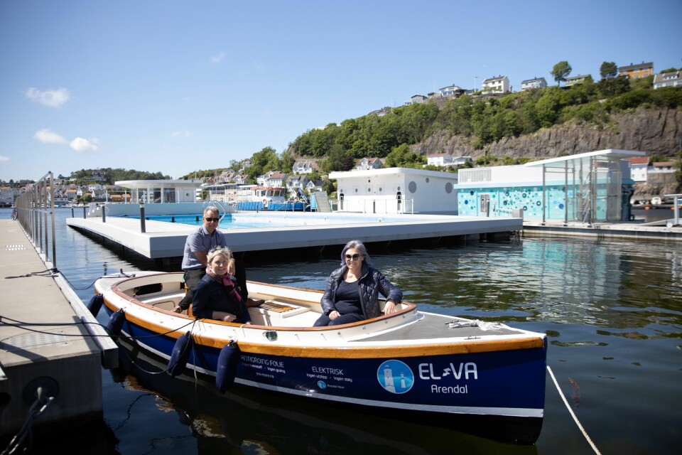 Veileder for klimabudsjett fikk pris Havnesjef Rune Hvass, klima- og miljørådgiver Ragnhild Marie Hammer og leder for komité for samfunnsutvikling Vanja Grut (Ap) fotografert sommeren 2020 i en elektrisk båt som Arendal havn leier ut.