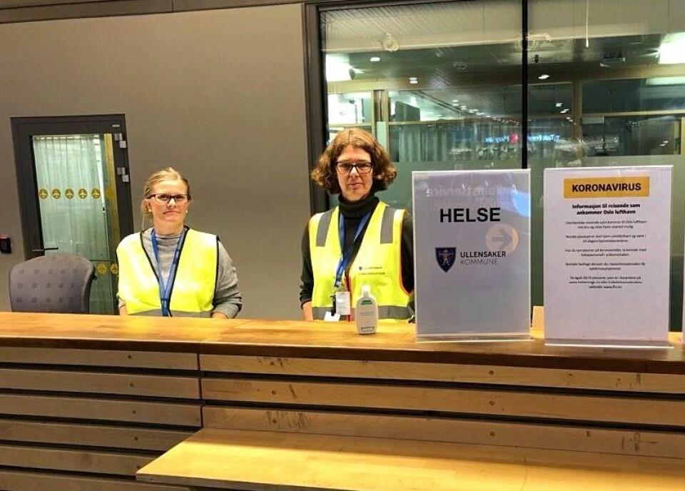 Han jobber døgnet rundt for å hindre import av koronasmitte til Norge Agnete Olsen (t.v) og Lieneke De Laat arbeider i helseteamet til Ullensaker på Olso Lufthavn. Foto: Ullensaker kommune