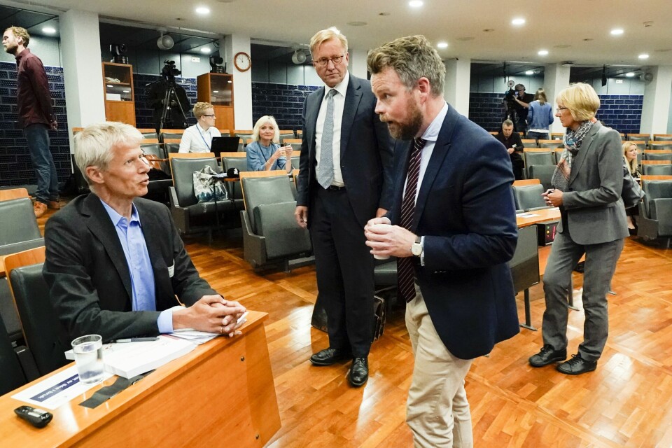 Granskingsutvalgets leder Finn Arnesen, arbeids- og sosialminister Torbjørn Røe Isaksen og NAV-direktør Hans Christian Holte under pressekonferansen der rapporten etter NAV-skandalen ble presentert. Granskingsutvalgets leder Finn Arnesen, arbeids- og sosialminister Torbjørn Røe Isaksen og NAV-direktør Hans Christian Holte under pressekonferansen der rapporten etter NAV-skandalen ble presentert.