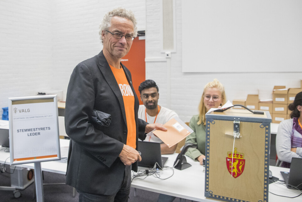 Nasjonal talsperson i Miljøpartiet de Grønne (MDG) Rasmus Hansson avgir sin stemme i stortingsvalget 2017 på Bærum bibliotek på Bekkestua mandag. I Hordaland har minst en velger fått feilaktig beskjed om at partiet ikke stilte liste. Foto: Håkon Mosvold Larsen / NTB scanpix Nasjonal talsperson i Miljøpartiet de Grønne (MDG) Rasmus Hansson avgir sin stemme i stortingsvalget 2017 på Bærum bibliotek på Bekkestua mandag. I Hordaland har minst en velger fått feilaktig beskjed om at partiet ikke stilte liste. Foto: Håkon Mosvold Larsen / NTB scanpix