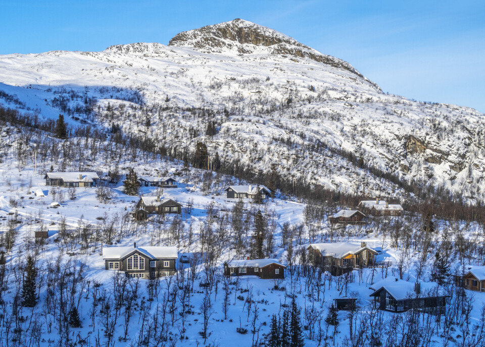 Hyttegjester i flere deler av landet, som her i Hemsedal, er blitt bedt om å forlate hytta fordi kommunen ikke har kapasitet til å takle et mulig smitteutbrudd. Hyttegjester i flere deler av landet, som her i Hemsedal, er blitt bedt om å forlate hytta fordi kommunen ikke har kapasitet til å takle et mulig smitteutbrudd.