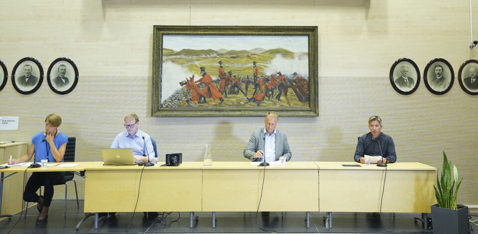 Indre Østfold kommuner orienterer om smittesituasjonen. Fra venstre kommunikasjonssjef Mimi Slevigen, rådmann Georg Smedhus, ordfører Saxe Frøshaug og kommuneoverlege Jan Børre Johansen under pressekonferansen i forbindelse med smittespredningen i Indre Østfold søndag ettermiddag. Indre Østfold kommuner orienterer om smittesituasjonen. Fra venstre kommunikasjonssjef Mimi Slevigen, rådmann Georg Smedhus, ordfører Saxe Frøshaug og kommuneoverlege Jan Børre Johansen under pressekonferansen i forbindelse med smittespredningen i Indre Østfold søndag ettermiddag.